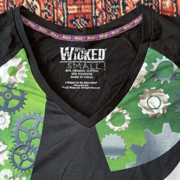 WICKED The Broadway Musical Small Organic Cotton/Poly V-Neck T-shirt MINT! - Picture 5 of 8